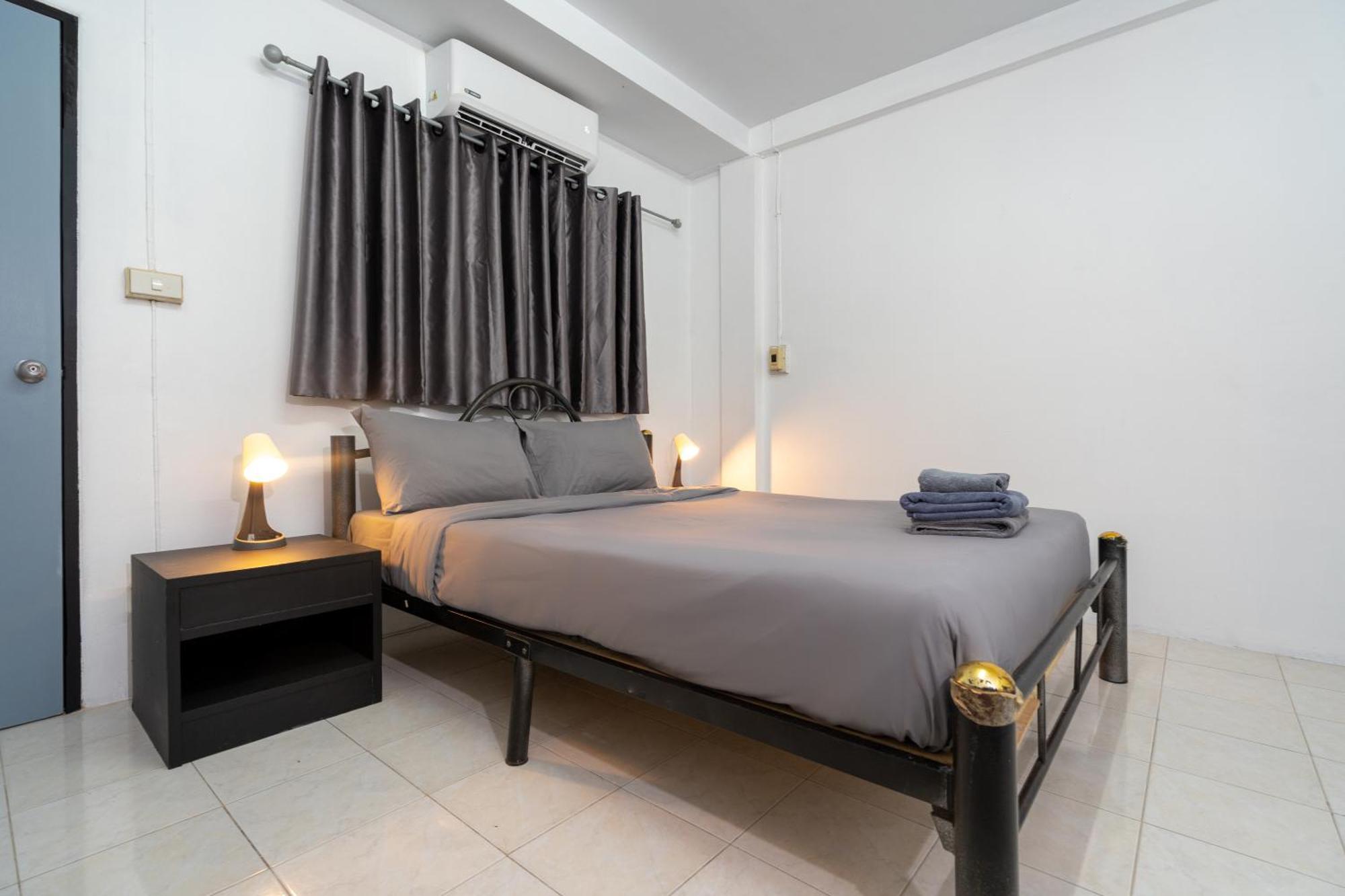 Black Pantera Hostel Patong Exterior photo