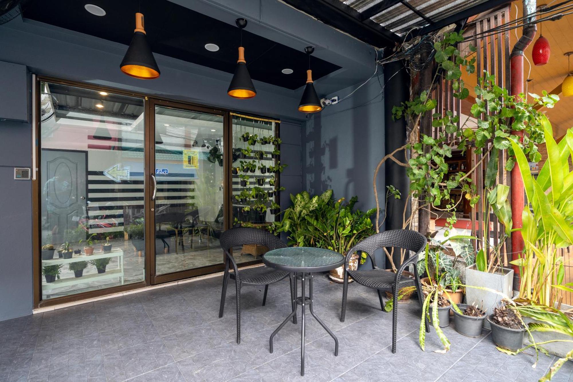 Black Pantera Hostel Patong Exterior photo