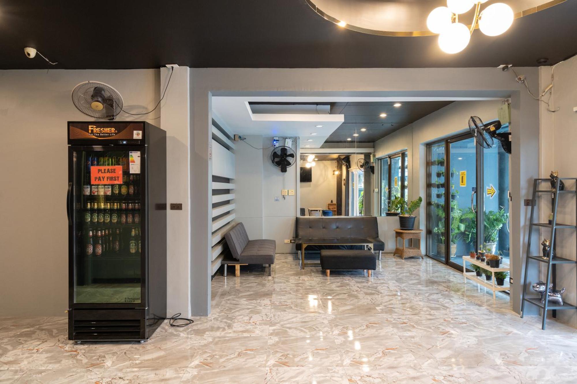 Black Pantera Hostel Patong Exterior photo