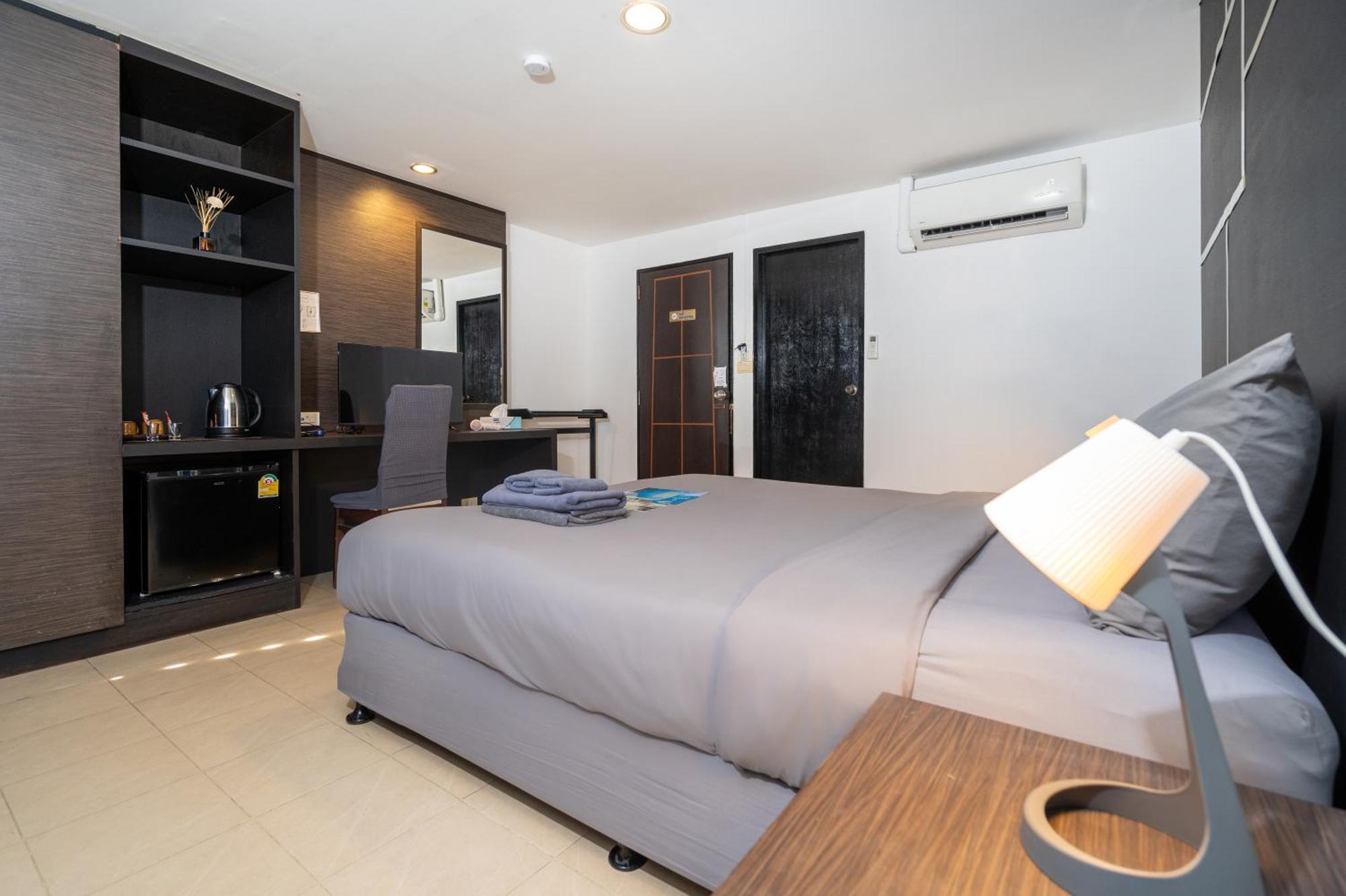 Black Pantera Hostel Patong Exterior photo