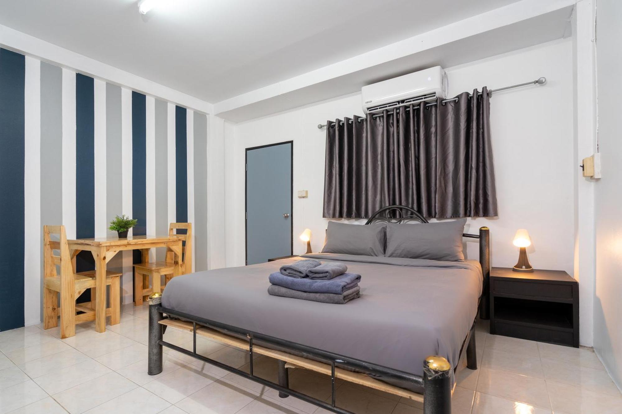 Black Pantera Hostel Patong Exterior photo