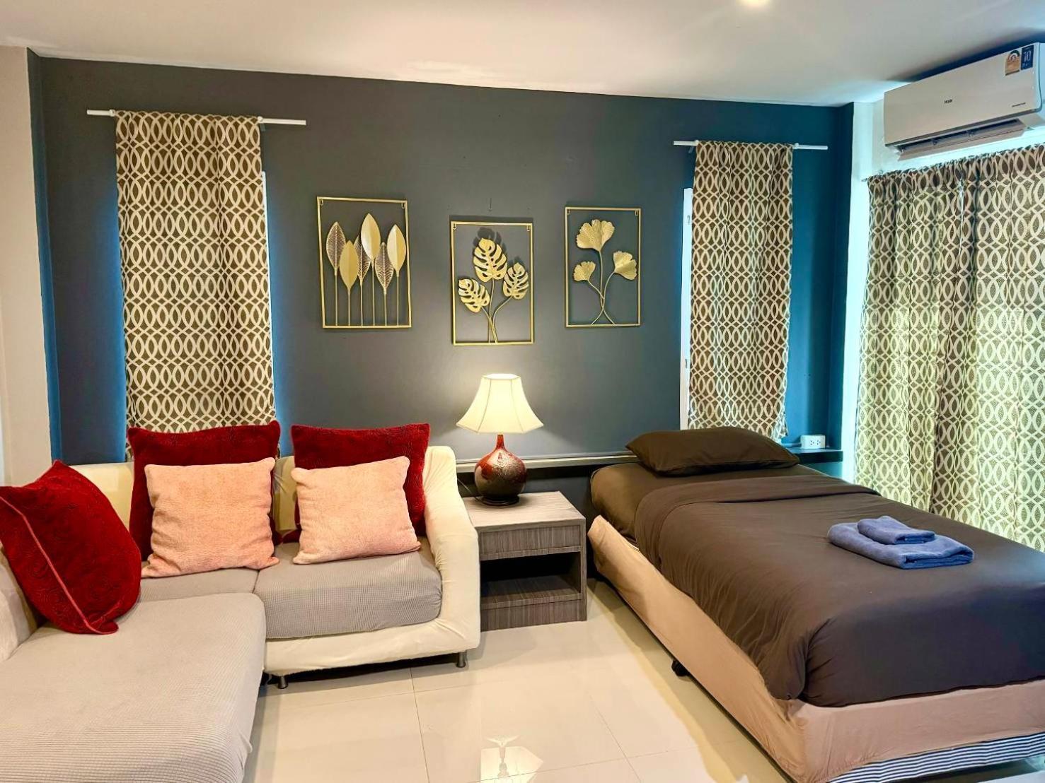 Black Pantera Hostel Patong Exterior photo