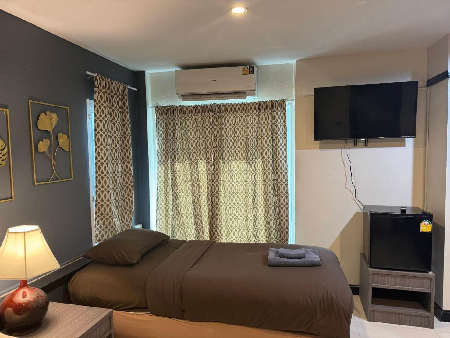 Black Pantera Hostel Patong Exterior photo